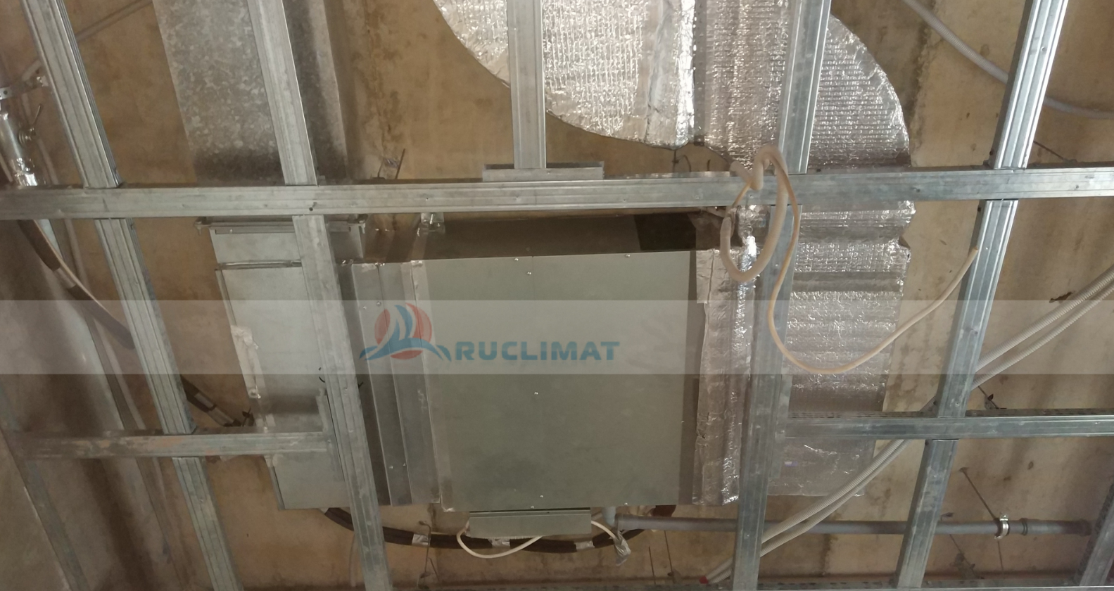 Монтаж канального кондиционера на потолке ванной комнаты Монтаж канального кондиционера на потолке